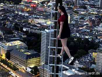 "Rooferin" klettert auf Fleher Brücke und Rheinturm