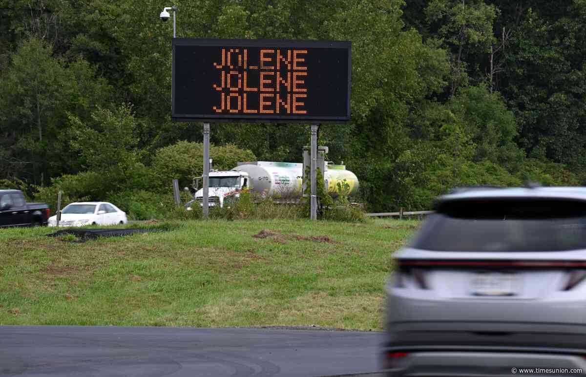 New York honors Dolly Parton with ‘Jolene, don’t speed’ road signs