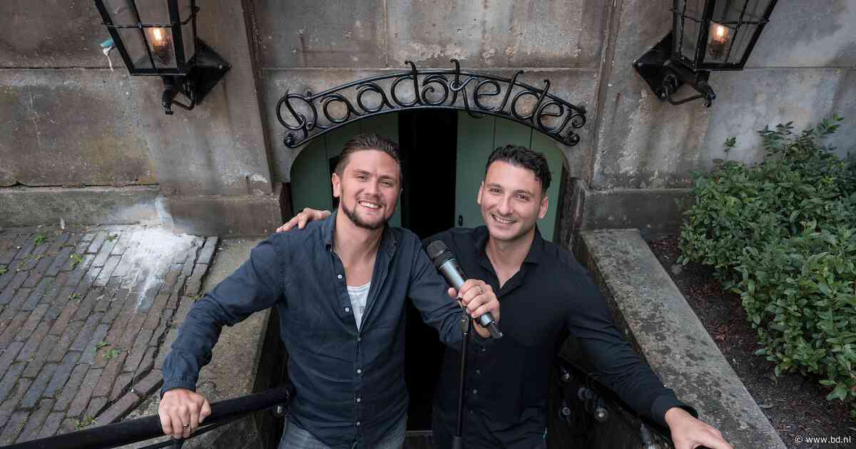 Alexander (35) en Bowen (24) blazen Bossche karaoke-avonden nieuw leven in: ‘Dit konden we niet zomaar voorbij laten gaan’