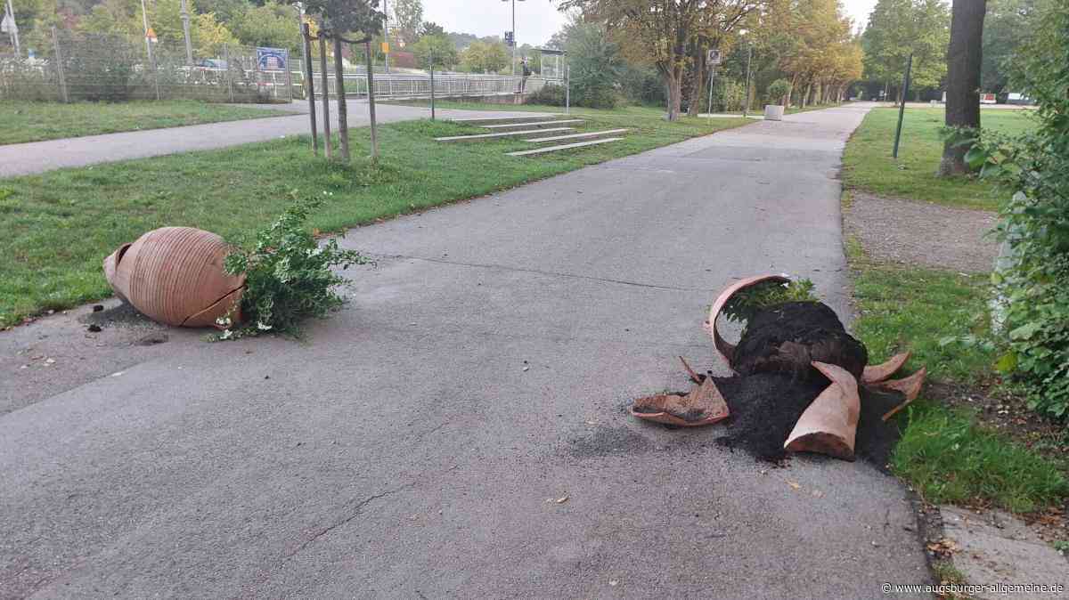 Vandalismus in den Dießener Seeanlagen: Unbekannte zerstören Jubiläums-Amphoren