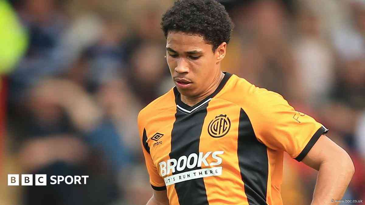 Stockport sign Cambridge defender Jobe