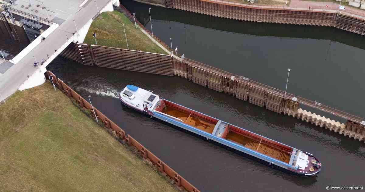 Schipper Jan Figge lag een maand vast, ging maar op vakantie: nu vaart hij eindelijk de sluis uit