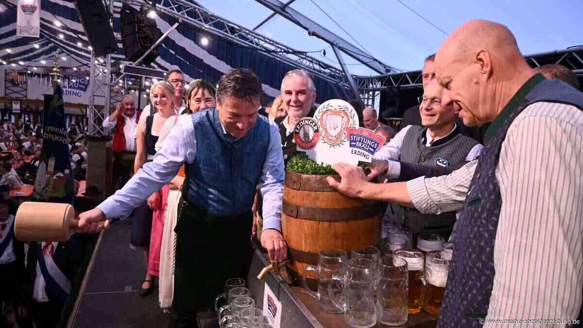 OB Max Gotz zapft Erdinger Herbstfest mit drei Schlägen an