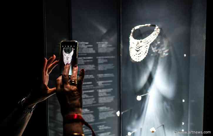 $4.3 M. Van Cleef & Arpels Necklace Stolen From Vienna Museum