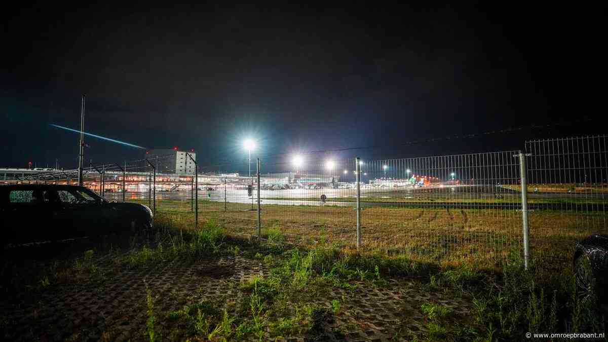 Naakte vrouw rijdt door hek Eindhoven Airport: luchthaven doet onderzoek