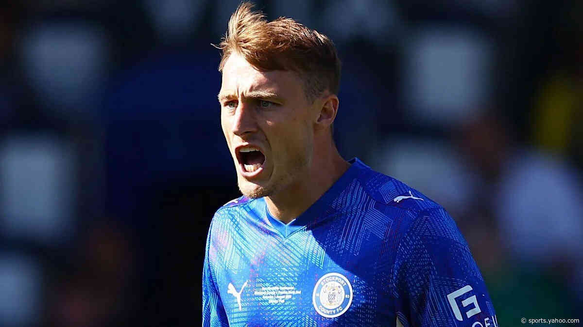 Cambridge sign Stockport midfielder Moxon on loan