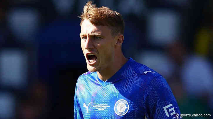 Cambridge sign Stockport midfielder Moxon on loan