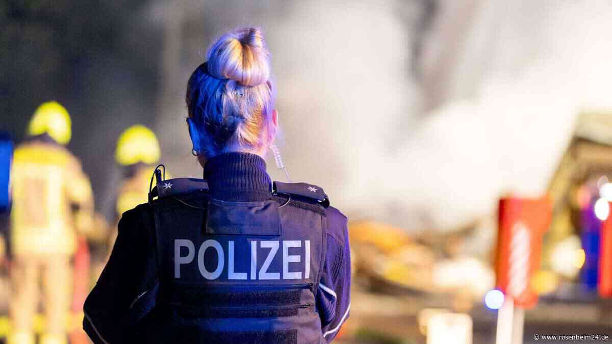 Autos krachen in Lkw – Fahrer (22) stirbt bei Unfall in Bayern: Verdacht auf illegales Rennen
