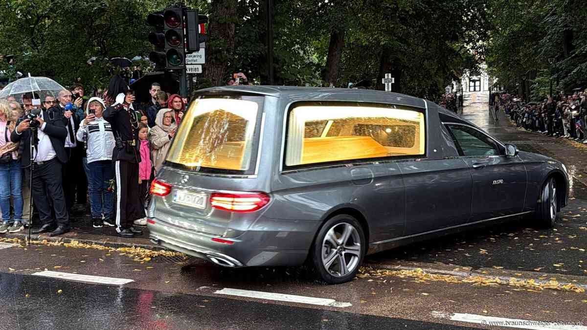Abschied von König Harald – Trauerzug zieht durch Oslo zum Schloss