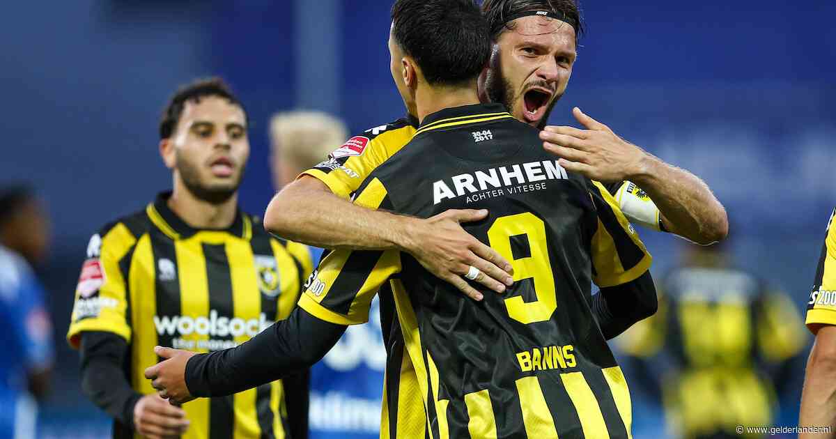 Van den Berg en Bannis helpen Vitesse na krankzinnige start aan ruime overwinning