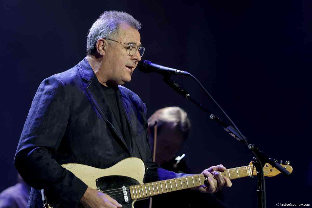 Vince Gill Breaks Down During On-Stage Dolly Parton Tribute