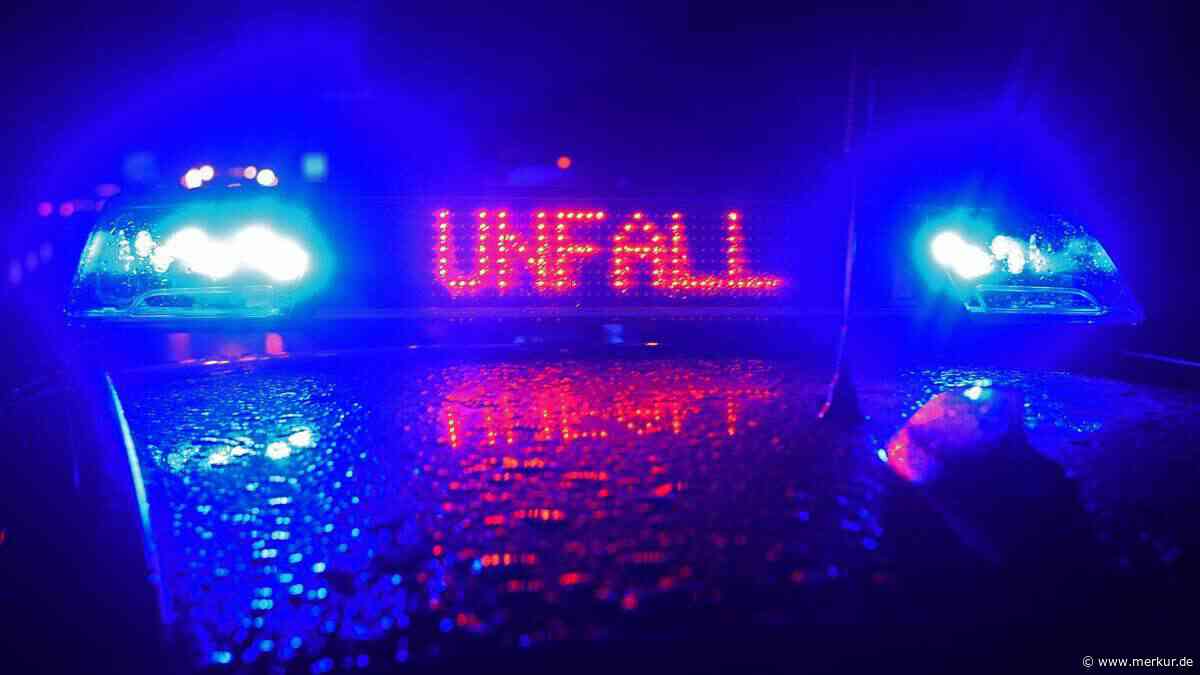 Tödlicher Unfall in Bayern: Mann kommt von regennasser Fahrbahn ab und kracht gegen Baum