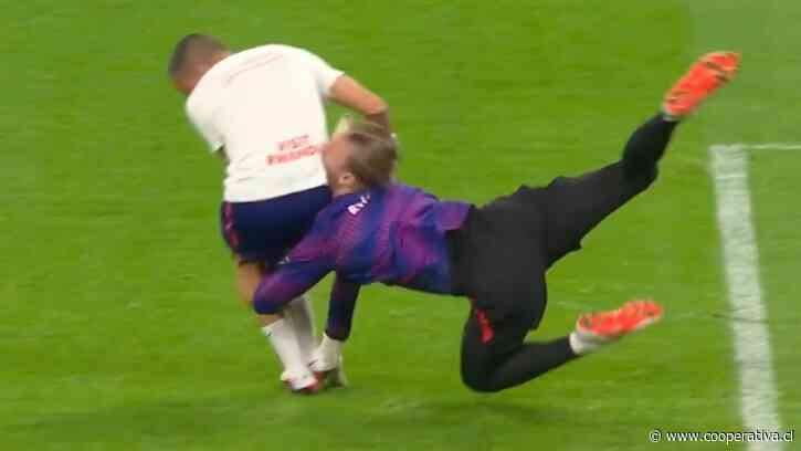 [VIDEO] Jugó igual: El brutal choque de Safonov en el calentamiento de PSG