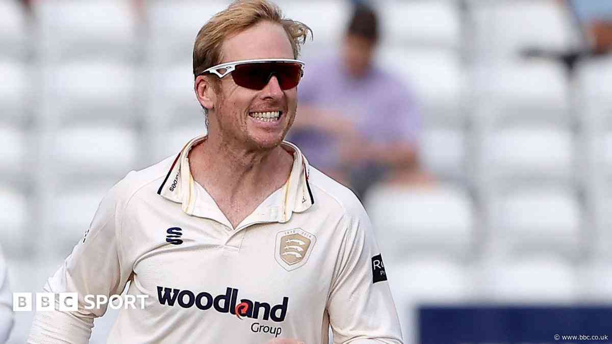 Essex dominate against struggling Surrey