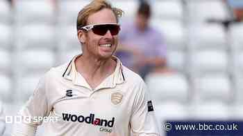 Essex dominate against struggling Surrey