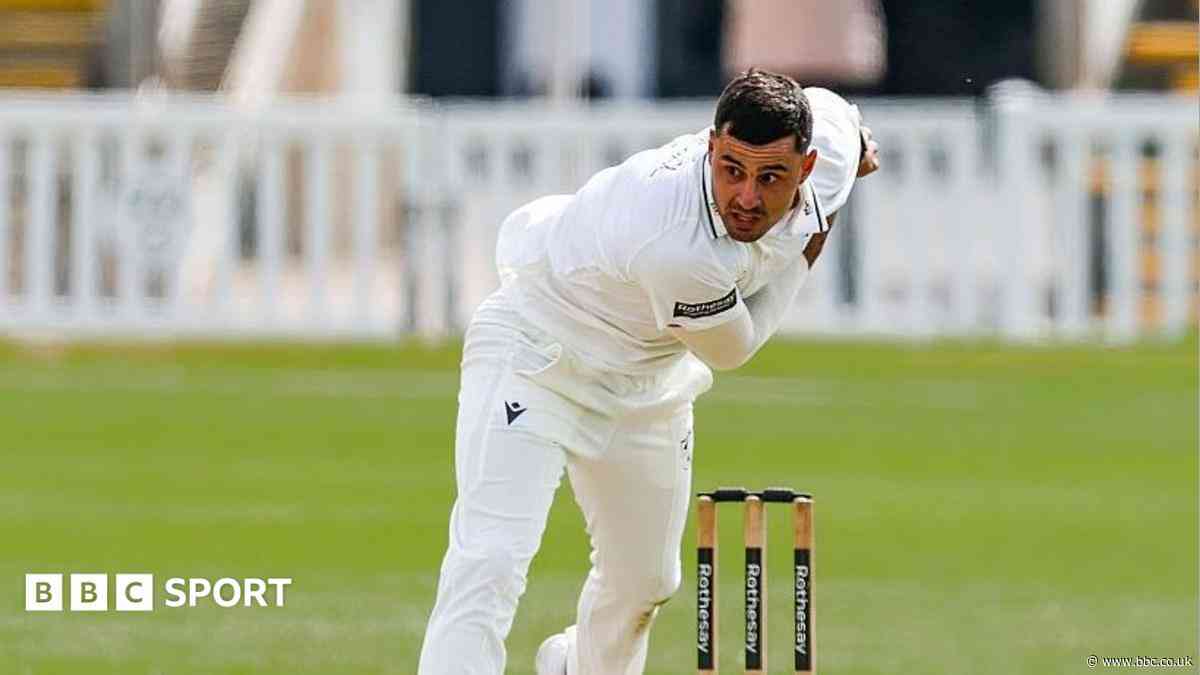 Pears bowl out Lancashire cheaply at Worcester