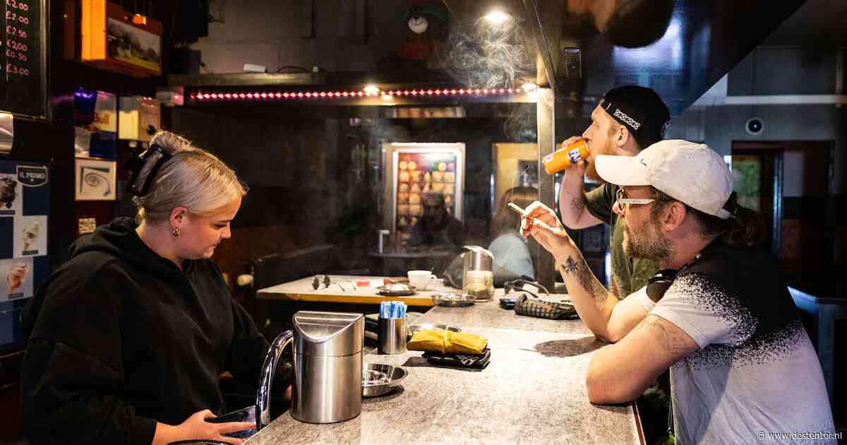 Cleo (25) groeide op in de coffeeshop van haar vader, maandag sluit ze noodgedwongen de deuren