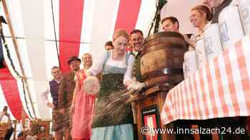 Oans, zwoa, o’zapft is – Bürgermeisterin eröffnet Mühldorfer Volksfest mit nur zwei Schlägen