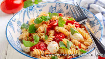 Pasta Caprese mit Tomaten und Mozzarella – für Sommer auf dem Teller