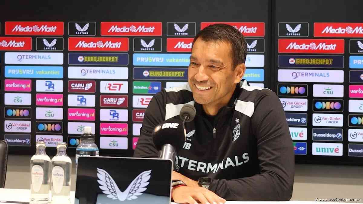 Twijfel bij Van Bronckhorst: 'Misschien weet Xavi niet dat ik trainer van Feyenoord ben'