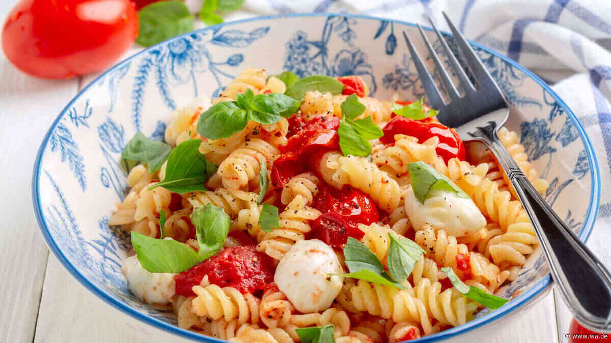 Pasta Caprese mit Tomaten und Mozzarella – für Sommer auf dem Teller