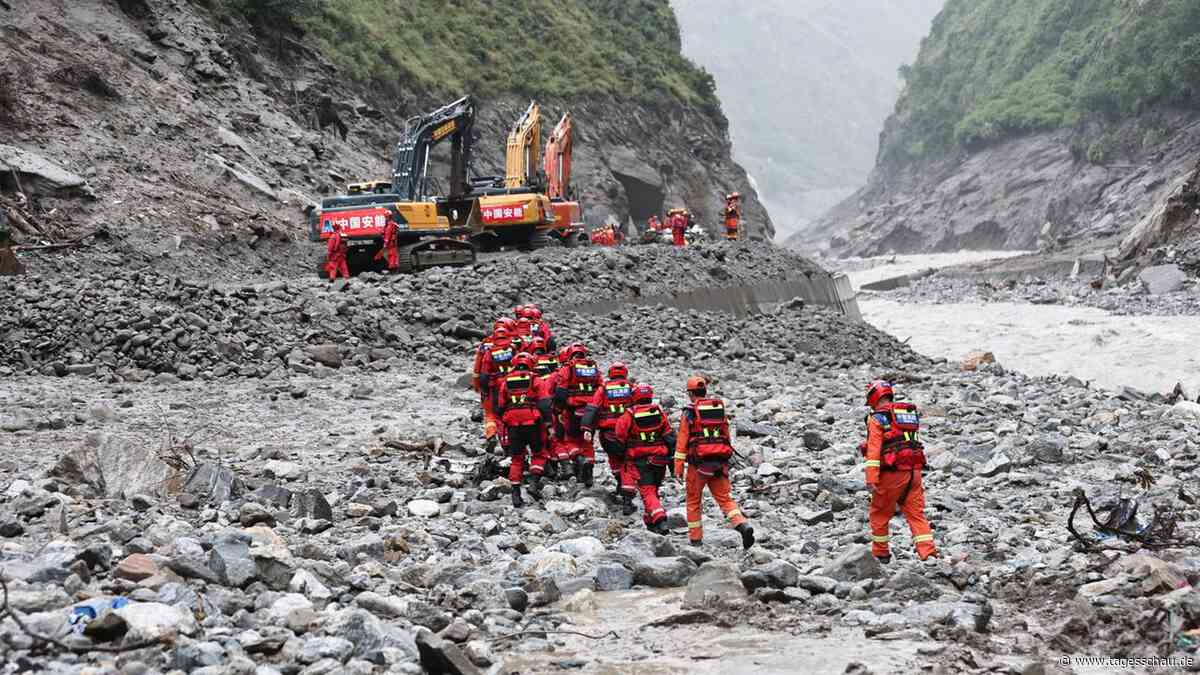 Rettungsteams im Himalaya kämpfen sich durch Katastrophengebiet