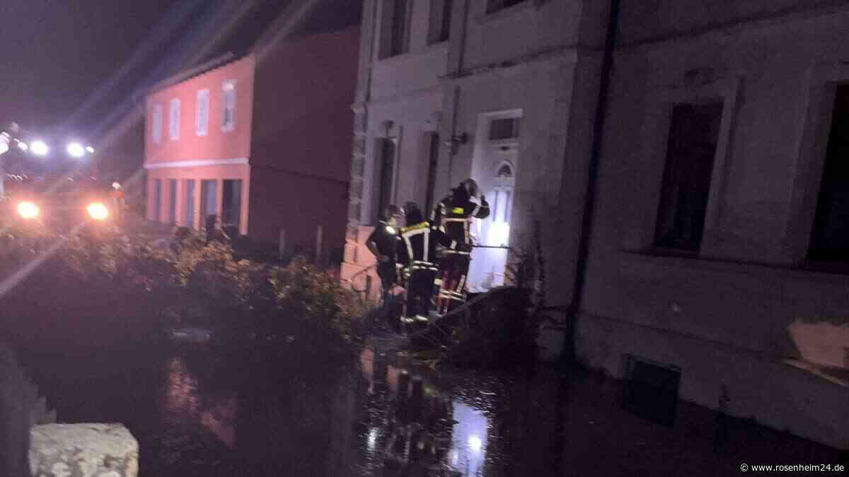 Massiver Wasserrohrbruch: Straße in Bayern überflutet – Folgen wohl bis Sonntag