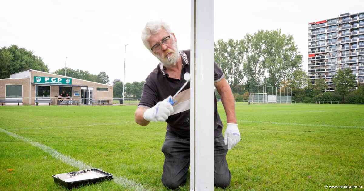 Eerst schilderen en sjouwen, dan pas voetballen: PCP pakt de draad op na fikse brand en uitgedroogde velden