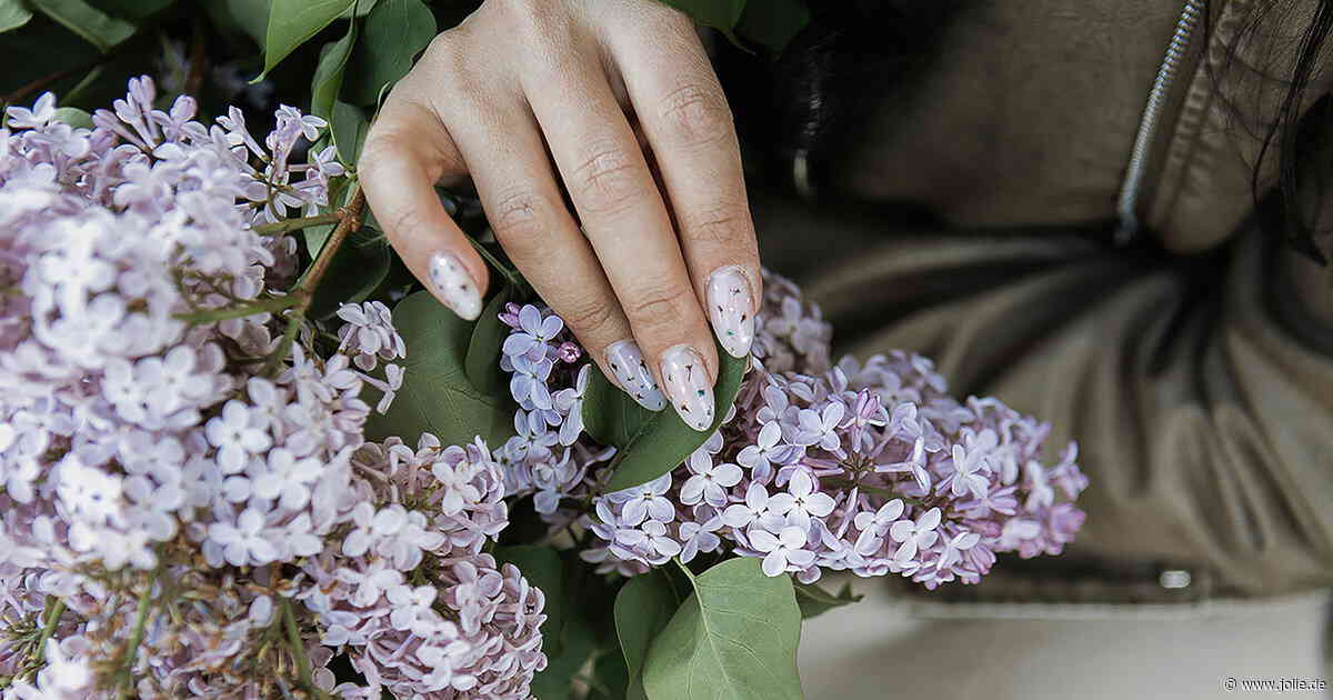 Maniküre-Trend: Glitzernde 3D-Pailletten auf den Nägeln als stylischer Eyecatcher