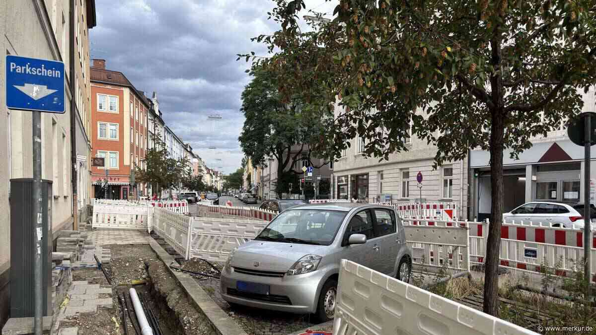 Foto zeigt kuriose Situation: Auto auf Baustelle in München eingesperrt – Stadtwerke erklären Grund