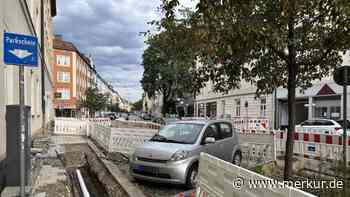 Foto zeigt kuriose Situation: Auto auf Baustelle in München eingesperrt – Stadtwerke erklären Grund