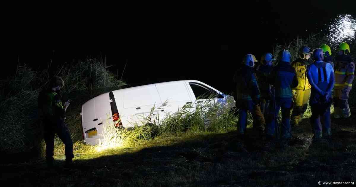 Jonge bestuurder met slok op houdt bestelbus nog nét op het droge bij Genemuiden