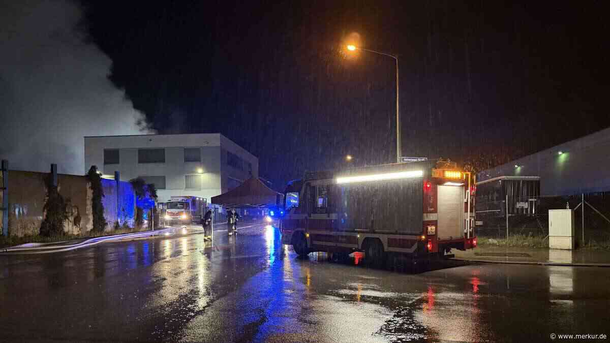 Dichte Rauchwolke über Nürnberg: Feuerwehr-Großeinsatz bei Brand – auch Warn-Apps lösen aus