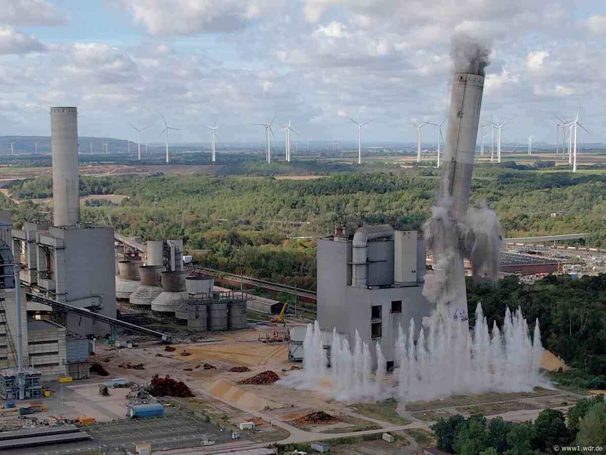 RWE sprengt 200-Meter-Schornstein in Sekunden