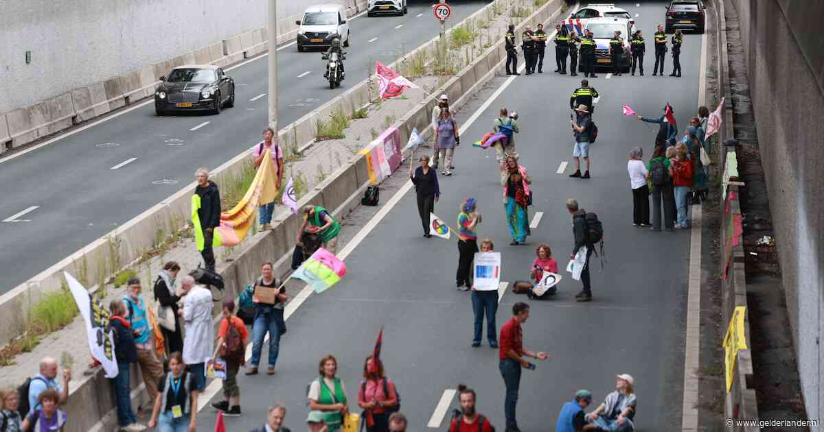 Extinction Rebellion blokkeert onaangekondigd A12 in Den Haag