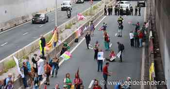 Extinction Rebellion blokkeert onaangekondigd A12 in Den Haag