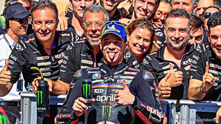 MotoGp, super Bezzecchi ad Aragon: pole position da record. Poi rivela: “Il ginocchio mi fa tribolare, fa male” | La griglia di partenza