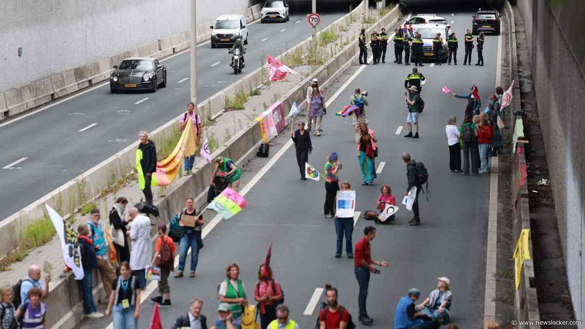 XR blokkeert opnieuw snelweg in Den Haag, twee aanhoudingen bij ontruiming