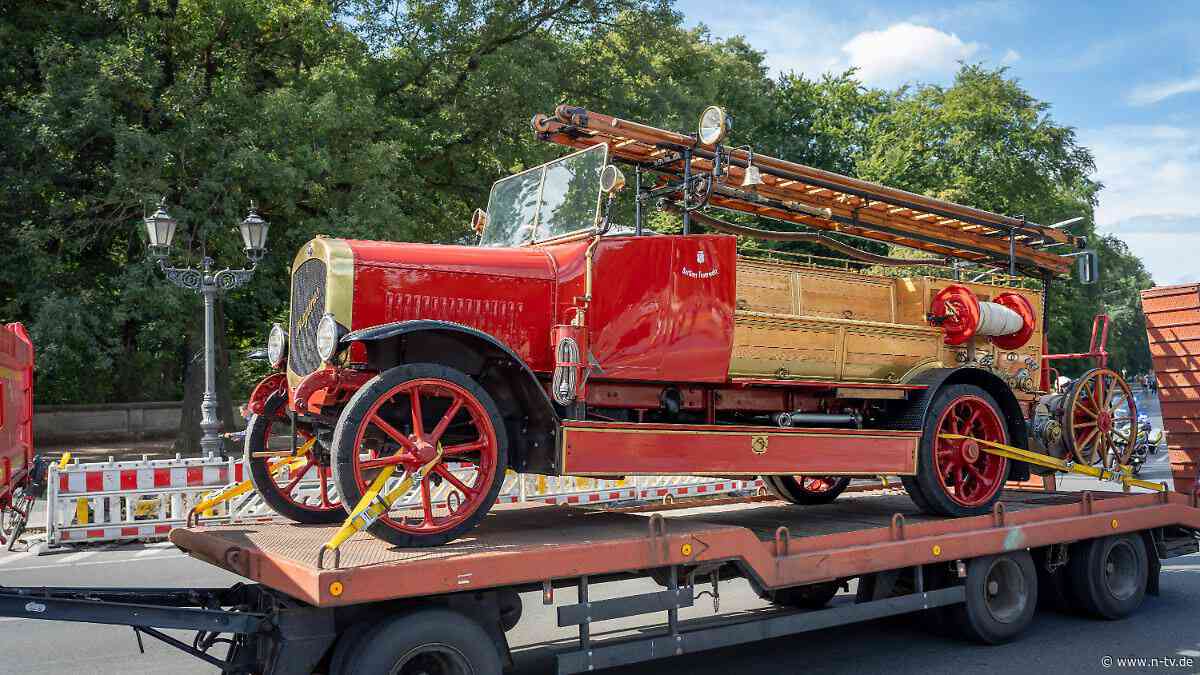 Historische Fahrzeuge gezeigt: Berliner Feuerwehr feiert 175. Geburtstag mit Korso