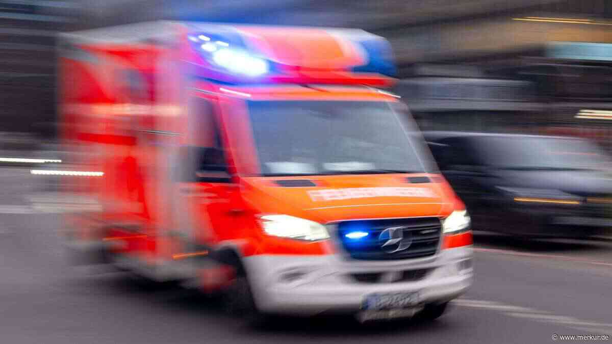 Lebensgefahr nach Unfall in Bayern: Auto erfasst Senior – Einsatzkräfte kämpfen um sein Leben