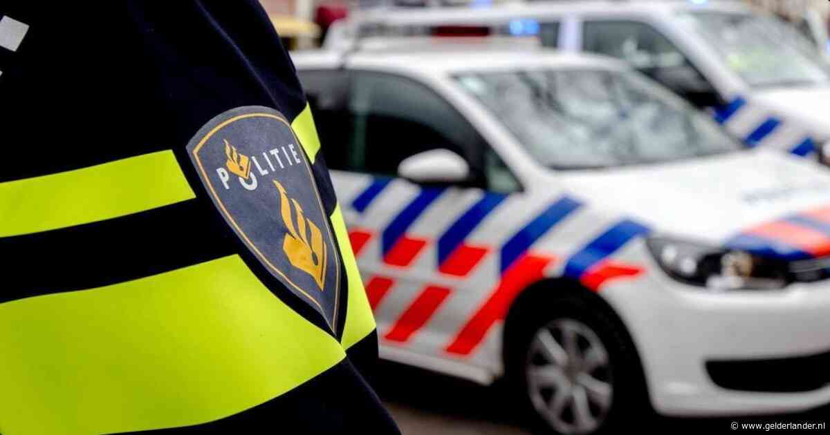 Man neergestoken na verkeersongeluk in Grave, politie zoekt verdachte in donkere Volvo
