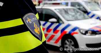 Man neergestoken na verkeersongeluk in Grave, politie zoekt verdachte in donkere Volvo