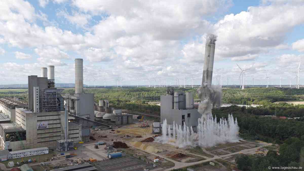 Ex-Kohlekraftwerk Frimmersdorf: RWE sprengt riesigen Schornstein