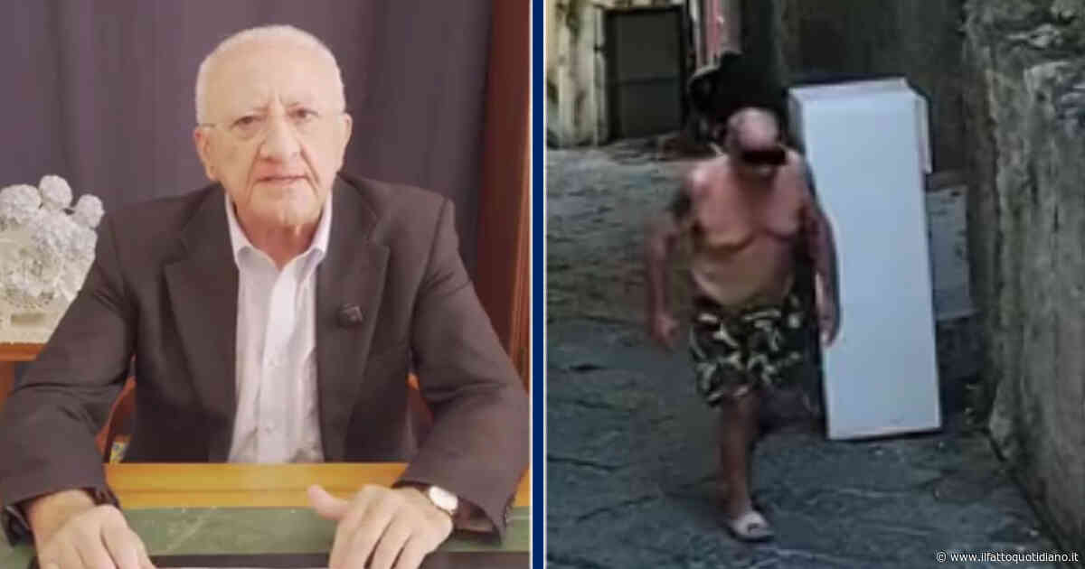 De Luca mostra un uomo in boxer che abbandona per strada un frigorifero: “Ecco l’imbecille in costume hawaiano”