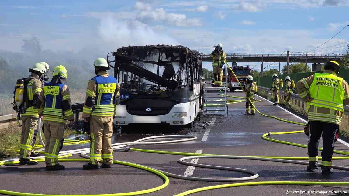 Linienbus brennt auf B188 nahe Grafhorst aus – Fahrgäste können sich retten