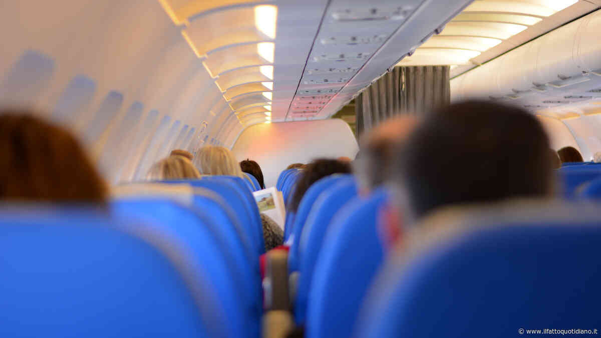 “Abbandonati a noi stessi, alle sei di mattina ci hanno svegliato perché non potevamo dormire per terra”: volo per Milano Malpensa cancellato, circa 100 passeggeri bloccati a Palma di Maiorca