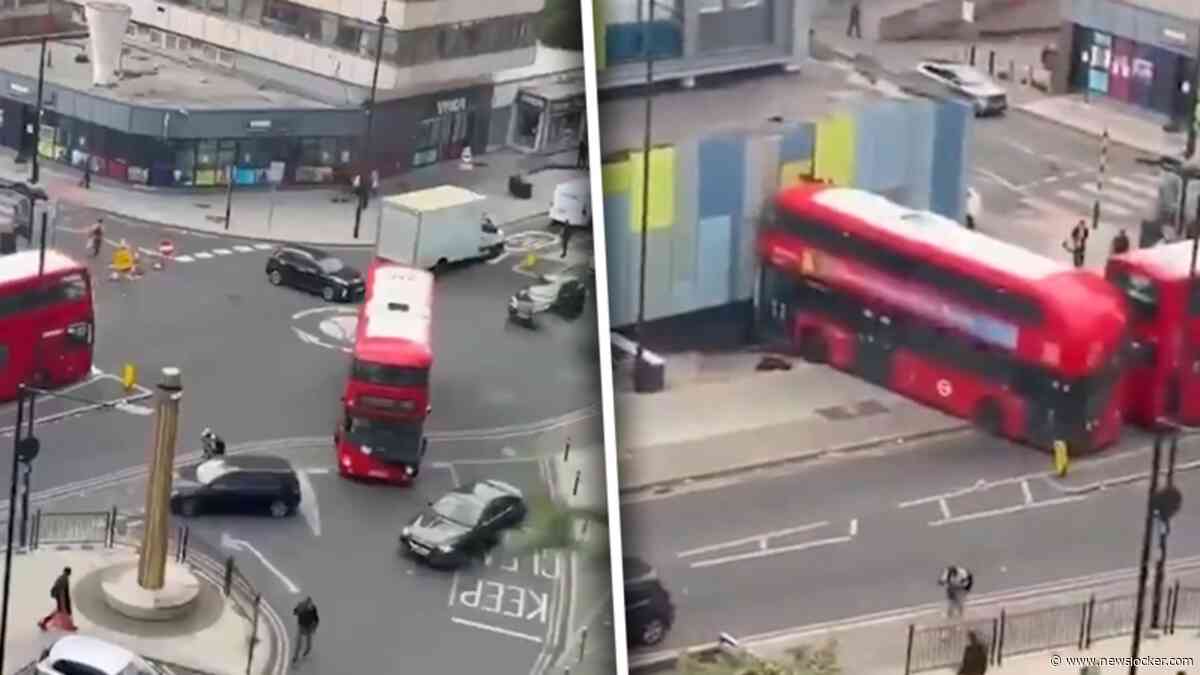 Opmerkelijk: Londense bus slaat op hol bij rotonde