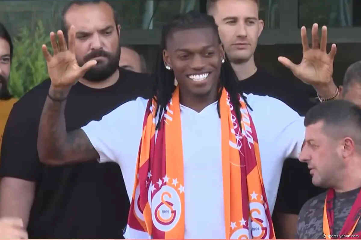 Rafael Leao greeted by huge Galatasaray crowd after Milan exit