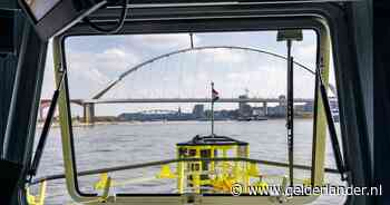 Varen op een paar decimeter water op de Waal