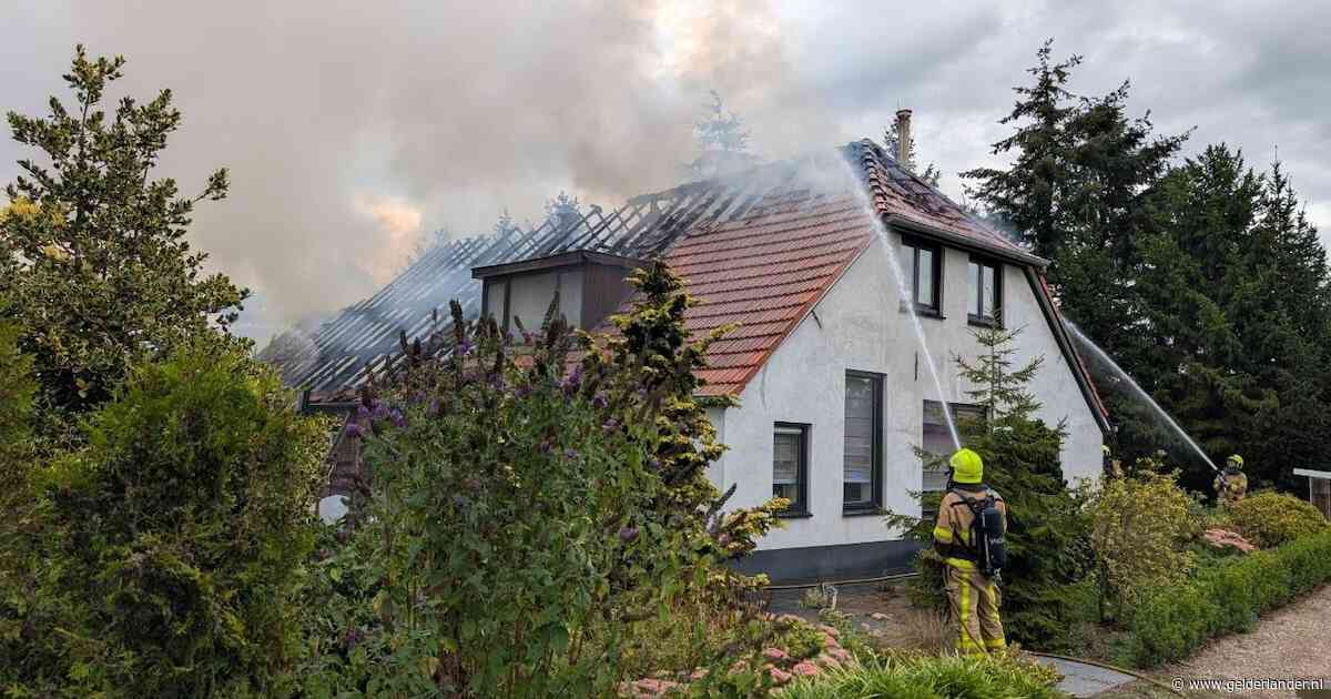 Grote woningbrand in Hengelo: deel van het dak ingestort